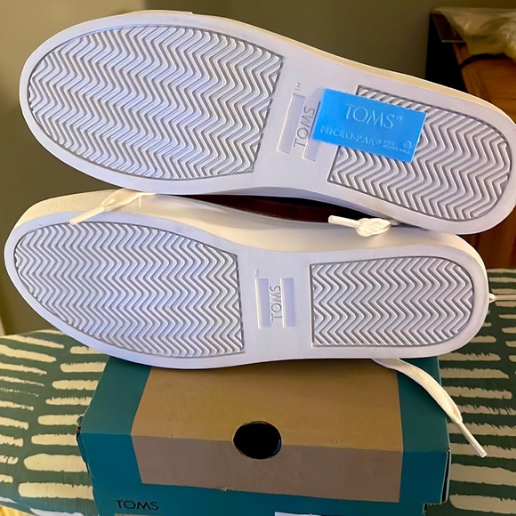 Brand New in Box!!! TOMS Sneakers Alex Women - Fuchsia Rose Batik Canvas Size 8 - Picture 4 of 5